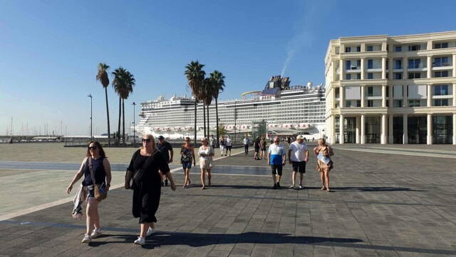 Curiosità, due navi da crociera a Salerno: tanti turisti a spasso